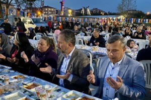 AK Parti Vatandaşlarla Cumhuriyet Parkı'nda İftarda Buluştu