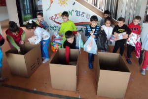 Minikler Kendi Eşyalarını Deprem Bölgesindeki Çocuklara Gönderdi