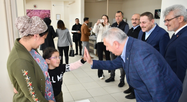 Vali Aziz Yıldırım Misafir Edilen Ahıska Türklerini Ziyaret Etti