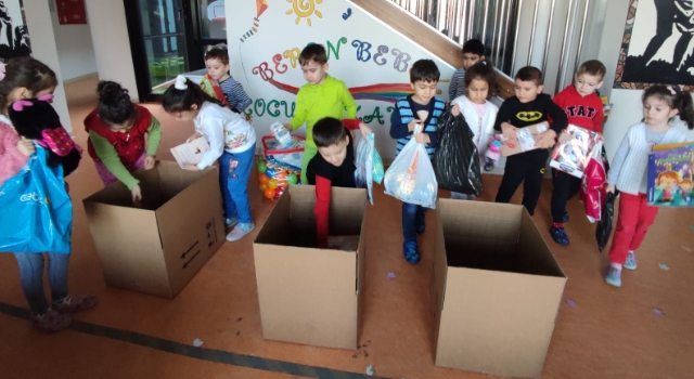 Minikler Kendi Eşyalarını Deprem Bölgesindeki Çocuklara Gönderdi
