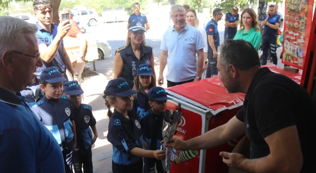 Ergene Belediyesi Zabıta Haftasını Esnafa Çiçek Dağıtarak Kutladı