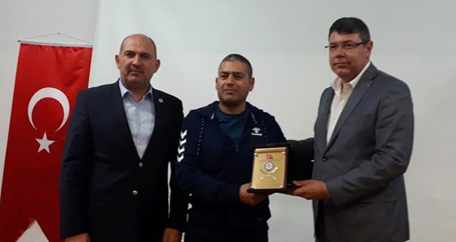 Başkan Uylaş'tan Karaçi'ye Plaket