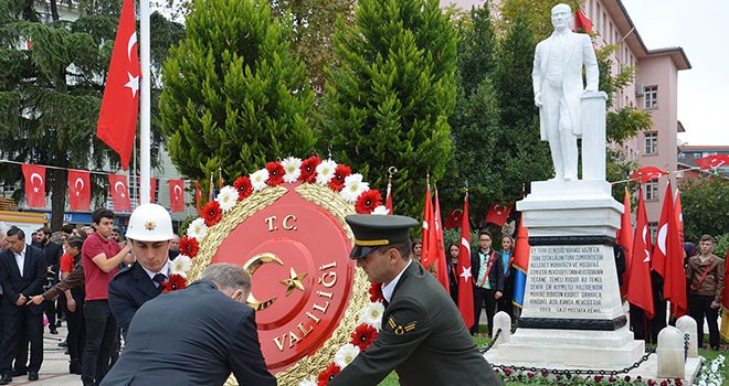 29 Ekim Cumhuriyet Bayramı Kutlamaları Çelenk Sunma Töreni İle Başladı