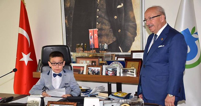 Başkan Kadir Albayrak Başkanlık Makamını Minik Öğrenciye Devretti