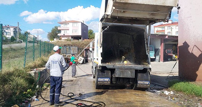 Çöp Kamyonları Her Gün Dezenfekte Ediliyor