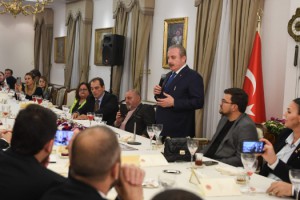 Alkışlar TBMM Başkanı Mustafa Şentop ve Başkan Cüneyt Yüksel'e