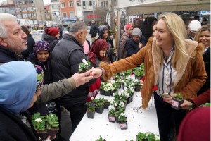 Başkan Sarıkurt Vatandaşlara Çiçek Dağıttı