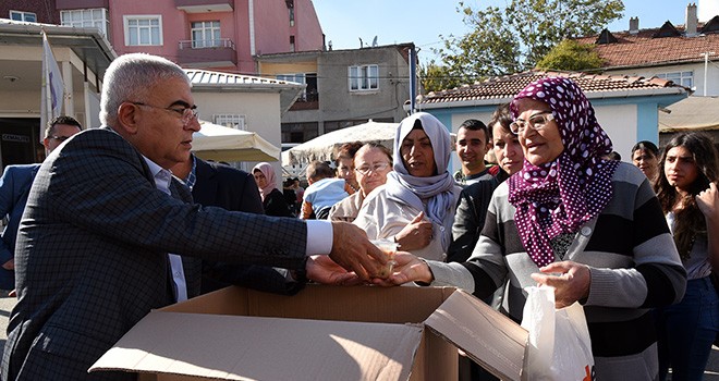 Başkan Baysan’ndan Kapalı Pazar Yerinde Aşure İkramı