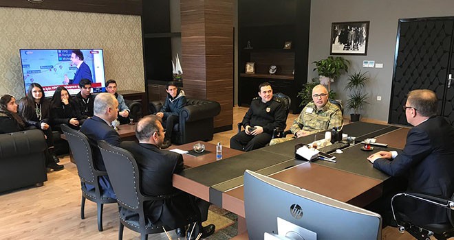 Kaymakam, sosyal medyadan tatil isteyen öğrencileri makamında ağırladı