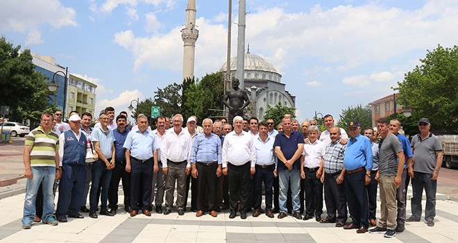 Kızılcıklı Mahmut Pehlivan Anıtına Karanfil