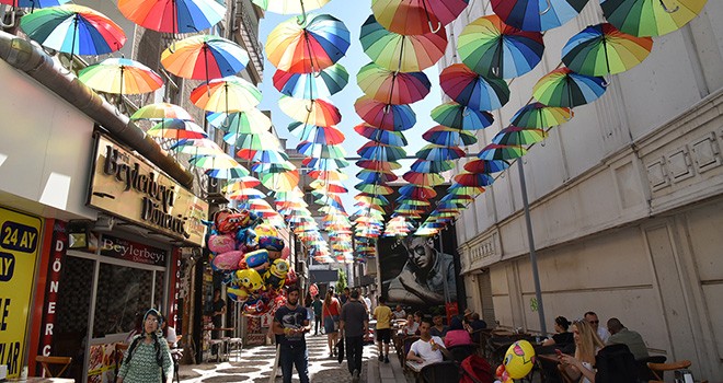 Yaya Yolu Şemsiyelerle Renklendi