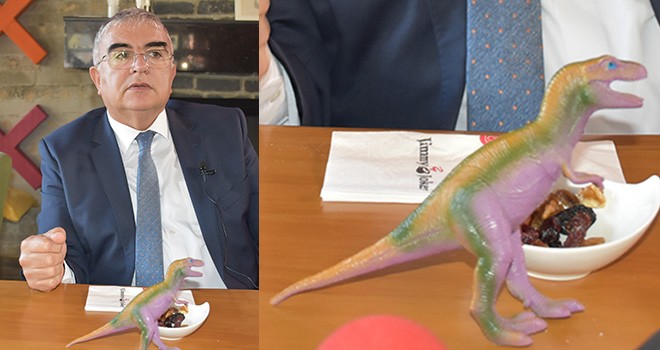 Başkan Baysan’dan dinozor maketli basın toplantısı
