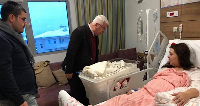Başkan Yüksel Baran Çiftinin Yeni Doğan Bebeklerini Ziyaret Etti