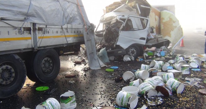 Zeytin kamyonu TIR'a çarptı: 1 ölü